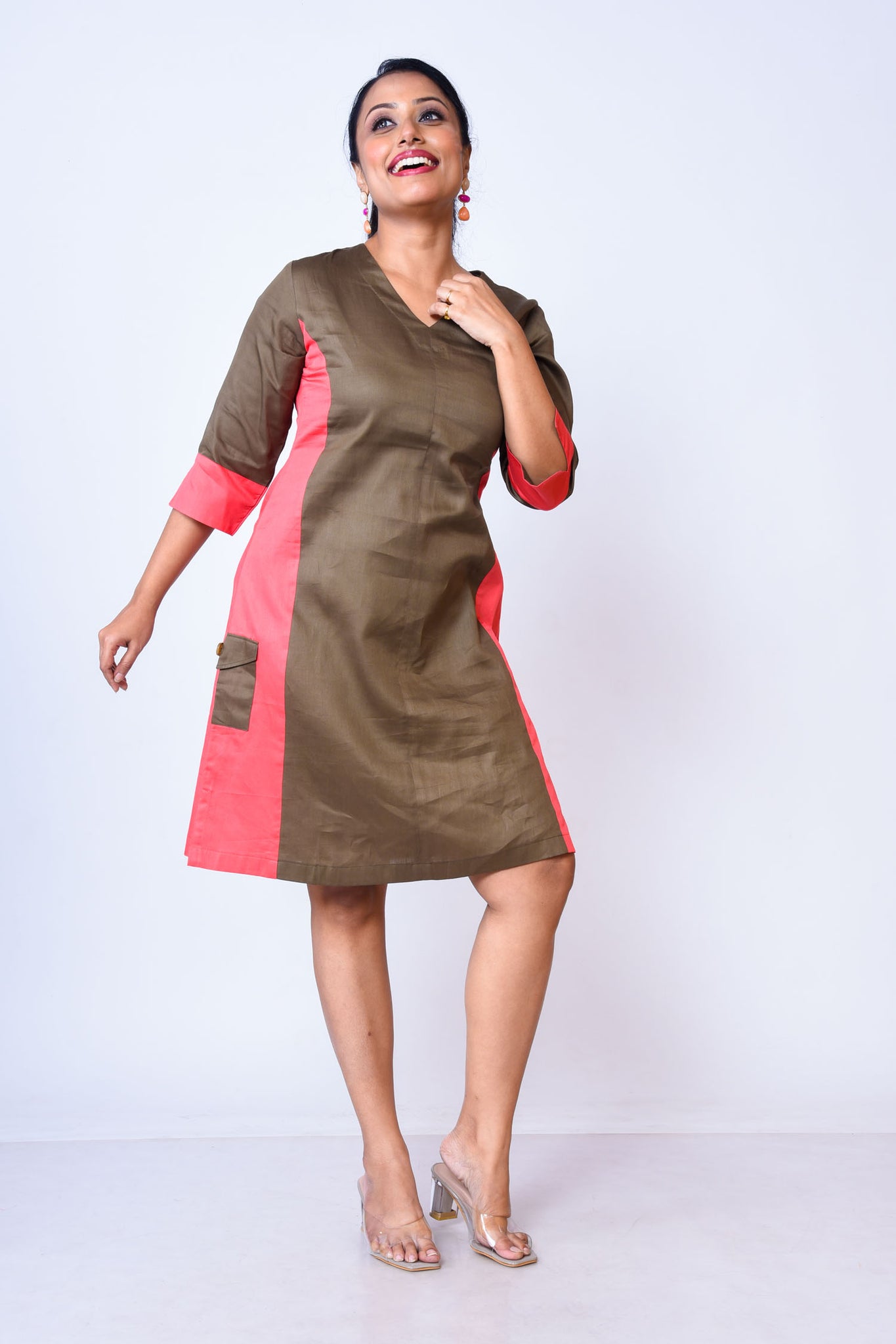 Soft Cotton V-neck side pockets dress